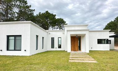 CASA BLANCA EN PINAMAR  SOBRE EL GOLF