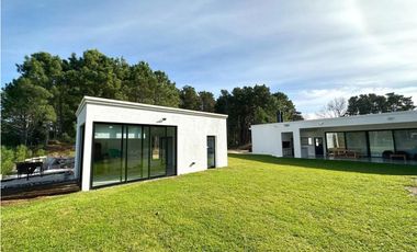 CASA BLANCA EN PINAMAR  SOBRE EL GOLF