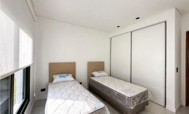 CASA BLANCA EN PINAMAR  SOBRE EL GOLF