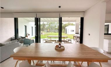 CASA BLANCA EN PINAMAR  SOBRE EL GOLF