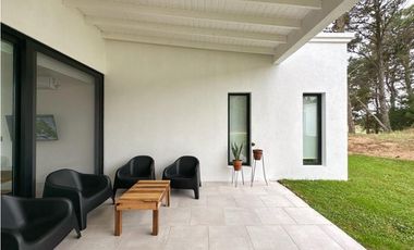 CASA BLANCA EN PINAMAR  SOBRE EL GOLF