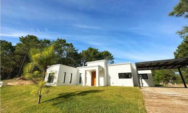 CASA BLANCA EN PINAMAR  SOBRE EL GOLF