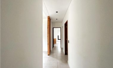 CASA BLANCA EN PINAMAR  SOBRE EL GOLF