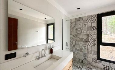 CASA BLANCA EN PINAMAR  SOBRE EL GOLF