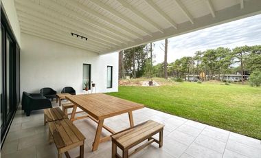 CASA BLANCA EN PINAMAR  SOBRE EL GOLF