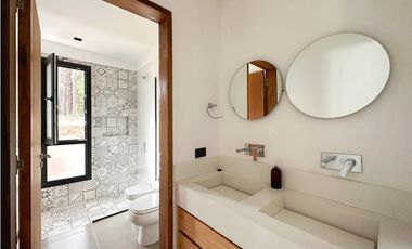 CASA BLANCA EN PINAMAR  SOBRE EL GOLF