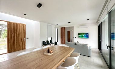 CASA BLANCA EN PINAMAR  SOBRE EL GOLF