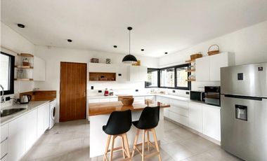 CASA BLANCA EN PINAMAR  SOBRE EL GOLF