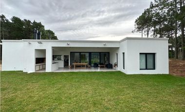 CASA BLANCA EN PINAMAR  SOBRE EL GOLF