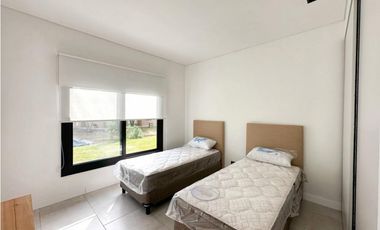 CASA BLANCA EN PINAMAR  SOBRE EL GOLF