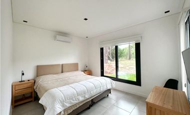 CASA BLANCA EN PINAMAR  SOBRE EL GOLF