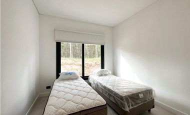 CASA BLANCA EN PINAMAR  SOBRE EL GOLF