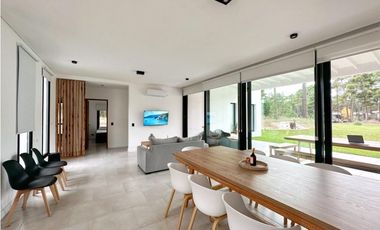 CASA BLANCA EN PINAMAR  SOBRE EL GOLF