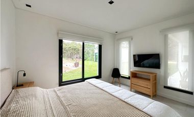 CASA BLANCA EN PINAMAR  SOBRE EL GOLF