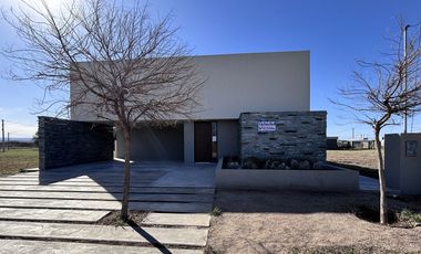 A ESTRENAR EN TIERRAS DEL FUNDADOR - A METROS DEL LAGO PIEDRAS MORAS