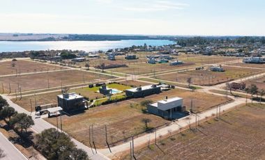 A ESTRENAR EN TIERRAS DEL FUNDADOR - A METROS DEL LAGO PIEDRAS MORAS