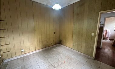 Casa 3 amb. a mejorar. Apto credito. Don Bosco