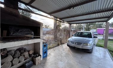 SE VENDE CASA 2 DORM EN B° PINARES, CERCANO AL LAGO PIEDRAS MORAS