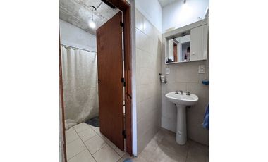 SE VENDE CASA 2 DORM EN B° PINARES, CERCANO AL LAGO PIEDRAS MORAS