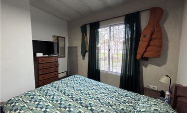 SE VENDE CASA 2 DORM EN B° PINARES, CERCANO AL LAGO PIEDRAS MORAS