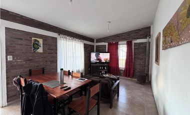 SE VENDE CASA 2 DORM EN B° PINARES, CERCANO AL LAGO PIEDRAS MORAS