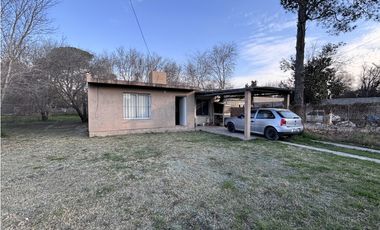 SE VENDE CASA 2 DORM EN B° PINARES, CERCANO AL LAGO PIEDRAS MORAS