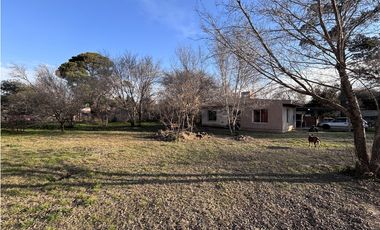 SE VENDE CASA 2 DORM EN B° PINARES, CERCANO AL LAGO PIEDRAS MORAS
