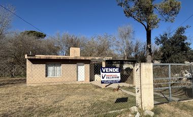 SE VENDE CASA 2 DORM EN B° PINARES, CERCANO AL LAGO PIEDRAS MORAS
