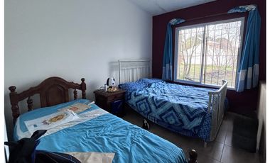 SE VENDE CASA 2 DORM EN B° PINARES, CERCANO AL LAGO PIEDRAS MORAS