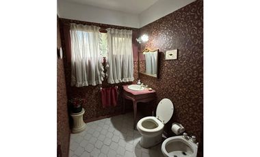 CHALET 5 AMBIENTES CON PARQUE Y PISCINA Bº DIVINO ROSTRO