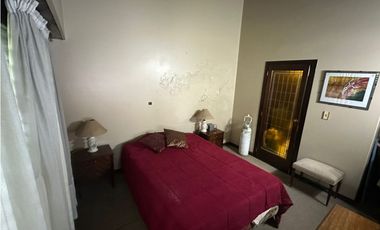 CHALET 5 AMBIENTES CON PARQUE Y PISCINA Bº DIVINO ROSTRO