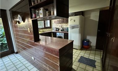 CHALET 5 AMBIENTES CON PARQUE Y PISCINA Bº DIVINO ROSTRO