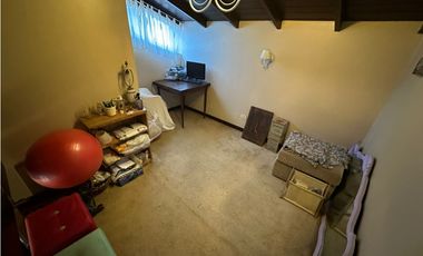 CHALET 5 AMBIENTES CON PARQUE Y PISCINA Bº DIVINO ROSTRO