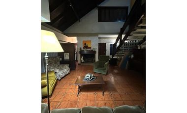 CHALET 5 AMBIENTES CON PARQUE Y PISCINA Bº DIVINO ROSTRO