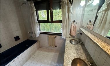 CHALET 5 AMBIENTES CON PARQUE Y PISCINA Bº DIVINO ROSTRO