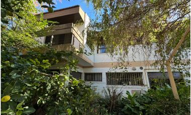 CHALET 5 AMBIENTES CON PARQUE Y PISCINA Bº DIVINO ROSTRO