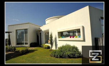 Casa en alquiler con salida a la laguna en Horizontes al Sur