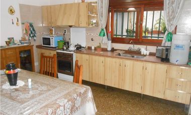 SE VENDE CASA 3 DORM. CENTRICA EN ALMAFUERTE