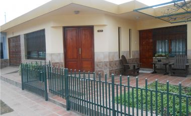 SE VENDE CASA 3 DORM. CENTRICA EN ALMAFUERTE