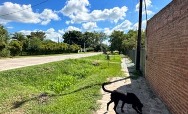 VENDE casa en Barrio Lote 4 sobre asfalto