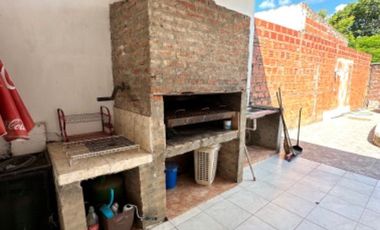 VENDE casa en Barrio Lote 4 sobre asfalto