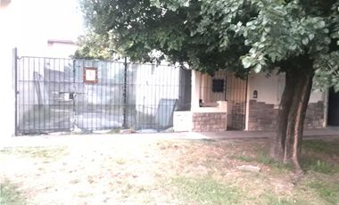 VENTA CHALET 3 AMBIETES, PATIO, ESPACIO PARA 3 VEHICULOS