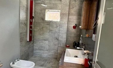 VENDE casa 10x50 sobre Eva Perón