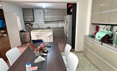 VENDE casa 10x50 sobre Eva Perón