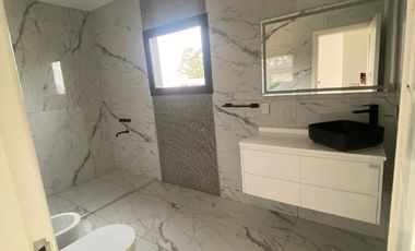 Importante propiedad con ascensor en venta Lagos de Canning