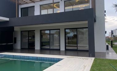 Importante propiedad con ascensor en venta Lagos de Canning