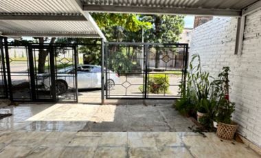 VENDE casa en esquina Barrio Incone 370m2.