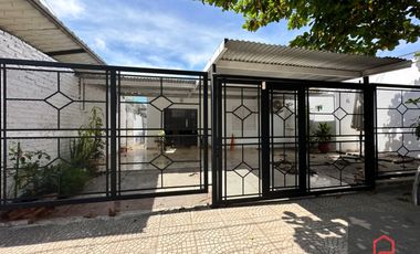VENDE casa en esquina Barrio Incone 370m2.