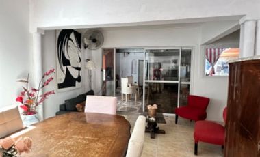 VENDE casa en esquina Barrio Incone 370m2.