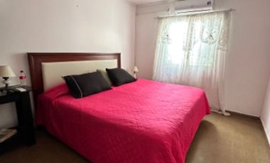 VENDE casa en esquina Barrio Incone 370m2.